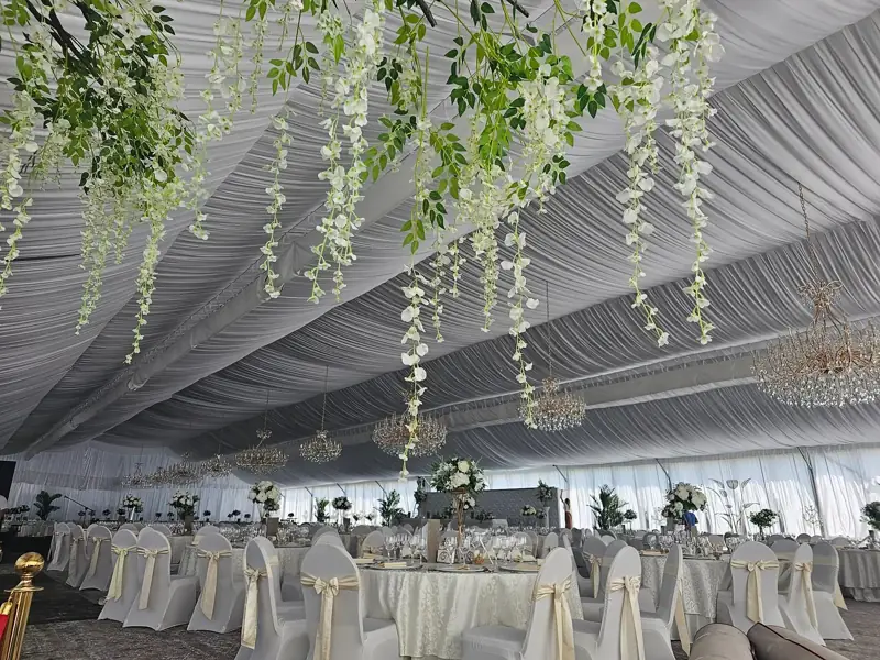 Decor floral suspendat în Salonul ARMONIA