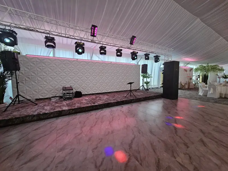 Scena și luminile din Salonul ARMONIA