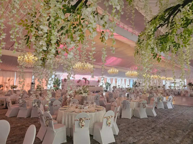 Salonul AROMA cu decor floral suspendat