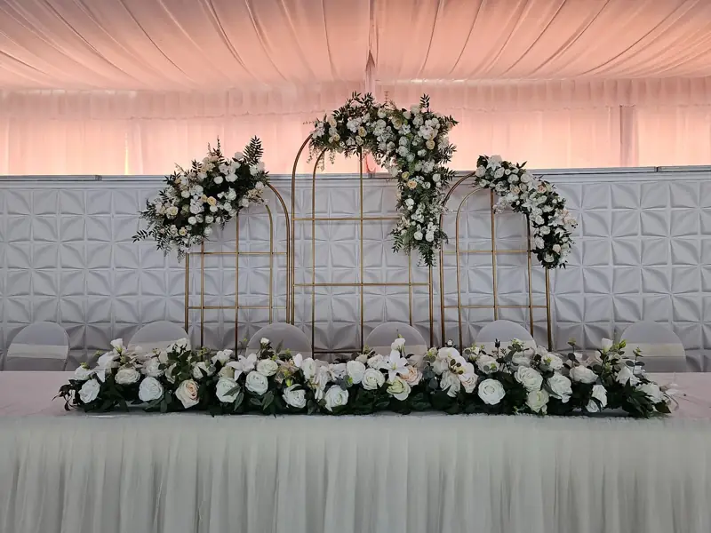 Prezidiul mirilor cu aranjament floral