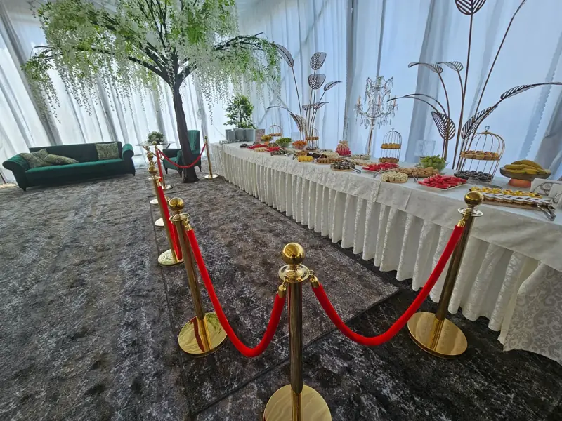 Bufet de deserturi pregătit pentru eveniment