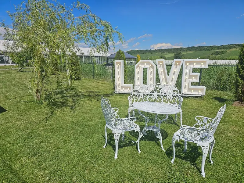 Colțul LOVE din grădină, cu mobilier alb din fier forjat