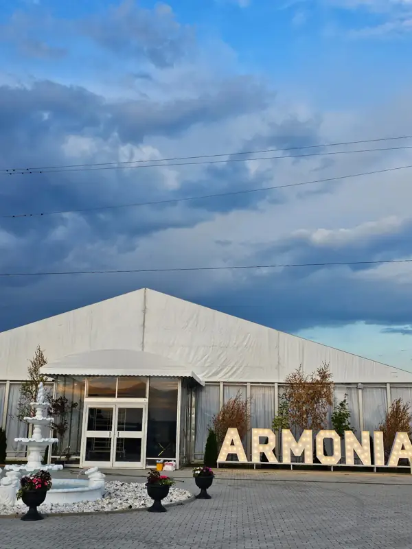 Intrarea în Salonul ARMONIA